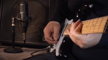Stüdyoda elektro gitar çalan müzisyen. Yakın çekim