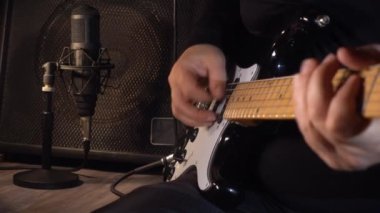 Stüdyoda elektro gitar çalan müzisyen. Yakın çekim