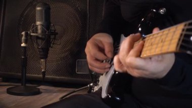 Stüdyoda elektro gitar çalan müzisyen. Yakın çekim