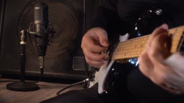 Stüdyoda elektro gitar çalan müzisyen. Yakın çekim