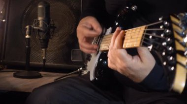 Stüdyoda elektro gitar çalan müzisyen. Yakın çekim