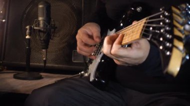 Stüdyoda elektro gitar çalan müzisyen. Yakın çekim