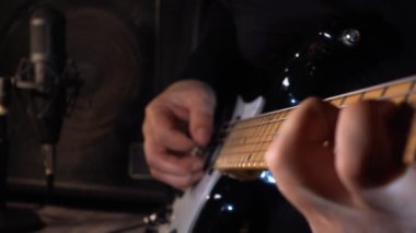 Stüdyoda elektro gitar çalan müzisyen. Yakın çekim
