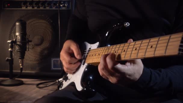 Muzikant Speelt Elektrische Gitaar Studio Close — Stockvideo