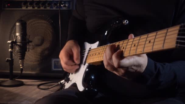 음악가 스튜디오에서 기타를 연주하고 있습니다 클로즈업 — 비디오