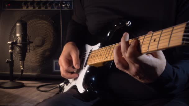 Musisi Bermain Gitar Listrik Studio Closeup — Stok Video