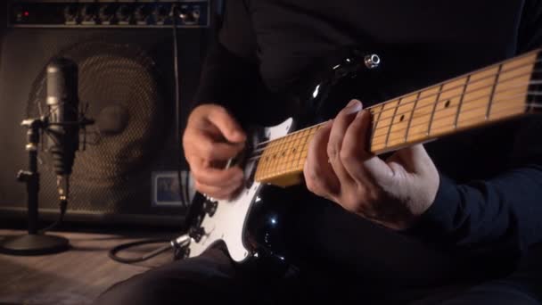 Muzyk Grający Gitarze Elektrycznej Studio Zbliżenie — Wideo stockowe