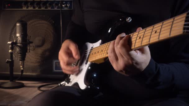 Hudebník Hrající Elektrickou Kytaru Studiu Detailní — Stock video