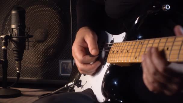 音乐家在工作室里弹奏电吉他 — 图库视频影像