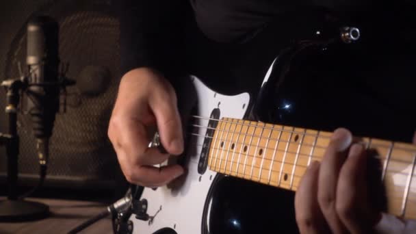 Stüdyoda Elektro Gitar Çalan Müzisyen Yakın Çekim — Stok video
