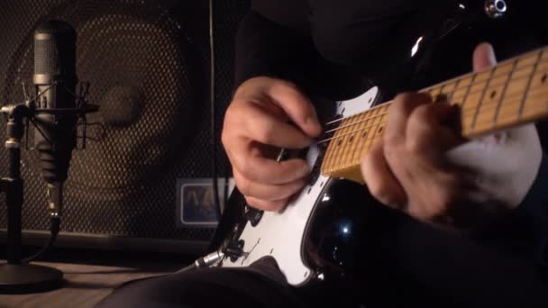 Μουσικός Που Παίζει Ηλεκτρική Κιθάρα Στο Στούντιο Κοντινό Πλάνο — Αρχείο Βίντεο
