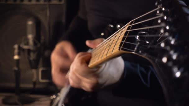 Músico Tocando Guitarra Eléctrica Estudio Primer Plano — Vídeos de Stock