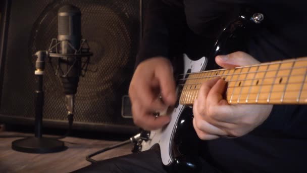 スタジオでエレキギターを弾くミュージシャン 閉鎖だ — ストック動画