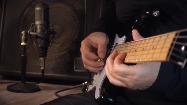 Músico Tocando Guitarra Eléctrica Estudio Primer Plano — Vídeo de stock