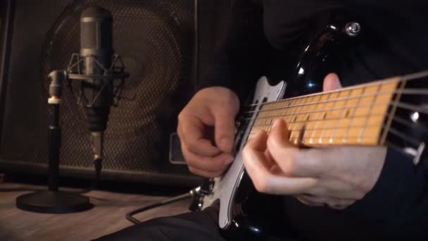 Stüdyoda Elektro Gitar Çalan Müzisyen Yakın Çekim — Stok video