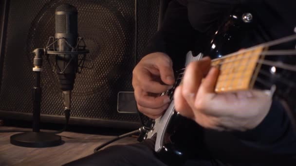 Musiker Spielt Gitarre Studio Nahaufnahme — Stockvideo