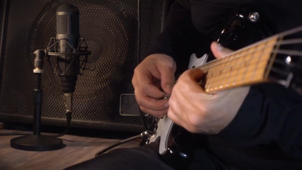 Músico Tocando Guitarra Eléctrica Estudio Primer Plano — Vídeo de stock