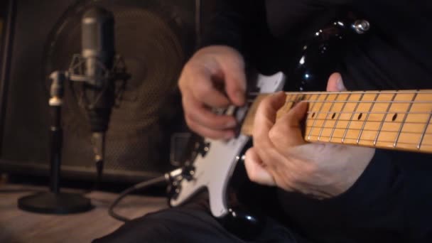 Músico Tocando Guitarra Eléctrica Estudio Primer Plano — Vídeo de stock