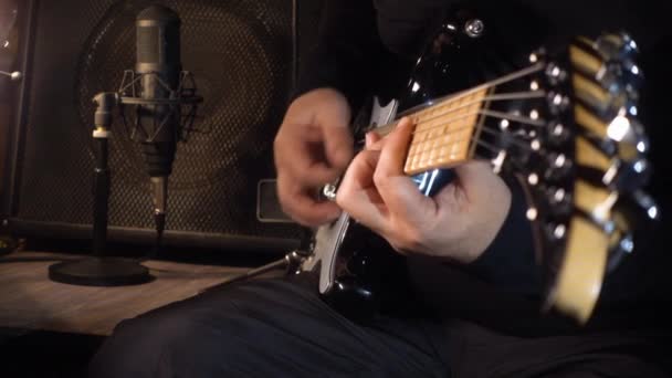 Músico Tocando Guitarra Eléctrica Estudio Primer Plano — Vídeo de stock
