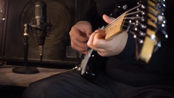 スタジオでエレキギターを弾くミュージシャン 閉鎖だ — ストック動画