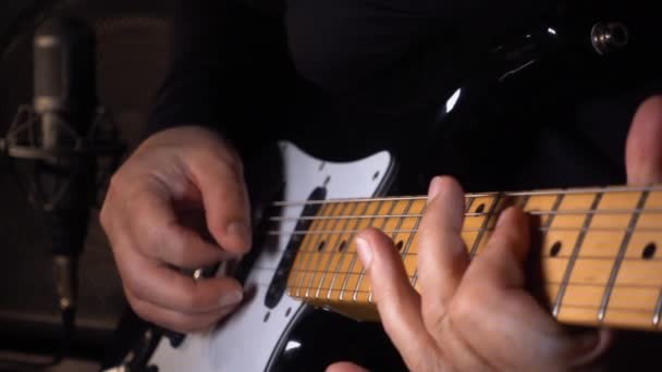 Μουσικός Που Παίζει Ηλεκτρική Κιθάρα Στο Στούντιο Κοντινό Πλάνο — Αρχείο Βίντεο