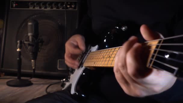 음악가 스튜디오에서 기타를 연주하고 있습니다 클로즈업 — 비디오