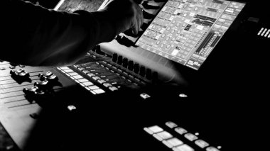 Ses ekipmanı. Ses mühendisi bir gösteride ses karıştırma panelinde çalışıyor. profesyonel müzik ekipmanları