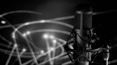 Stüdyoda mikrofon. Müzik sahnesi. Stüdyo ses ekipmanları