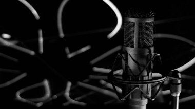 Stüdyoda mikrofon. Müzik sahnesi. Stüdyo ses ekipmanları