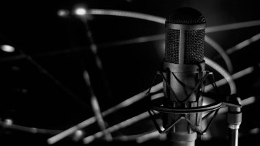 Stüdyoda mikrofon. Müzik sahnesi. Stüdyo ses ekipmanları