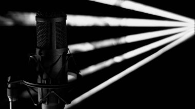 Stüdyoda mikrofon. Müzik sahnesi. stüdyo ses ekipmanı