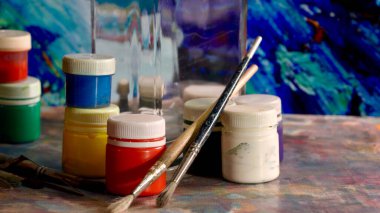 Sanat fırçaları ve boyalar. Sanat eseri. renk arkaplanı