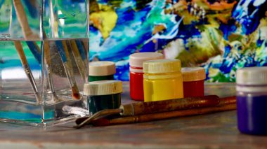 Sanat fırçaları ve boyalar. Sanat eseri. renk arkaplanı