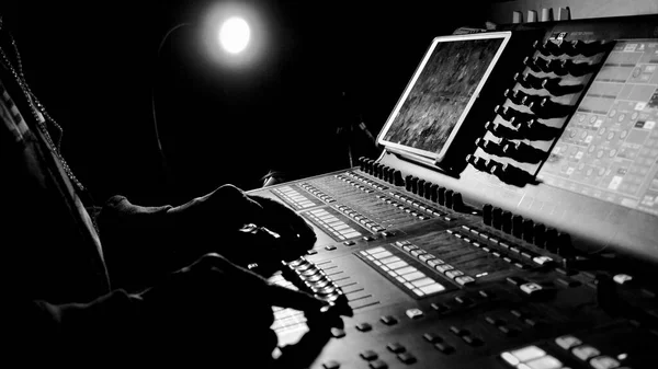 Zvukové Vybavení Zvukař Pracuje Zvukovém Mixážním Pultu Show Profesionální Hudební — Stock fotografie