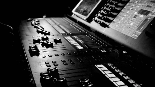 Hangosítás Hangmérnök Egy Műsorban Dolgozik Hangkeverő Panelben Professzionális Zenei Berendezések — Stock Fotó