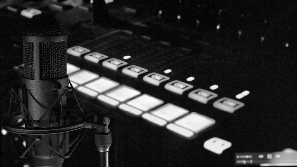 演播室的麦克风音乐舞台 录音室音响设备 — 图库照片