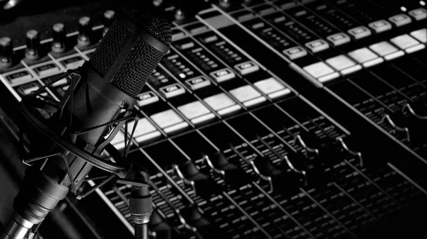 Stüdyoda Mikrofon Müzik Sahnesi Stüdyo Ses Ekipmanı — Stok fotoğraf