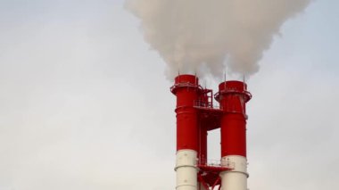 Elektrik santrali. Elektrik Güç İstasyonları Ekipmanı. Borudan Beyaz Duman