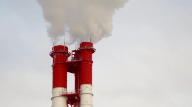 Elektrik santrali. Elektrik Güç İstasyonları Ekipmanı. Borudan Beyaz Duman