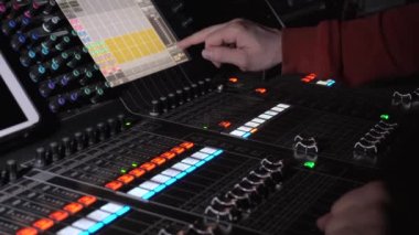 Ses ekipmanı. Ses mühendisi bir gösteride ses karıştırma panelinde çalışıyor. profesyonel müzik ekipmanları