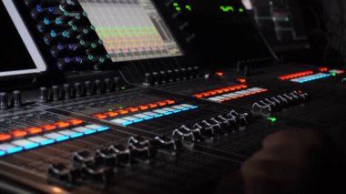 Ses ekipmanı. Ses mühendisi bir gösteride ses karıştırma panelinde çalışıyor. profesyonel müzik ekipmanları