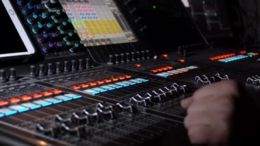 Ses ekipmanı. Ses mühendisi bir gösteride ses karıştırma panelinde çalışıyor. profesyonel müzik ekipmanları
