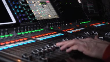 Ses ekipmanı. Ses mühendisi bir gösteride ses karıştırma panelinde çalışıyor. profesyonel müzik ekipmanları