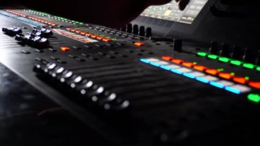 Ses ekipmanı. Ses mühendisi bir gösteride ses karıştırma panelinde çalışıyor. profesyonel müzik ekipmanları