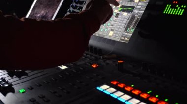 Ses ekipmanı. Ses mühendisi bir gösteride ses karıştırma panelinde çalışıyor. profesyonel müzik ekipmanları