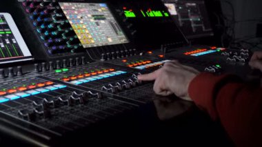 Ses ekipmanı. Ses mühendisi bir gösteride ses karıştırma panelinde çalışıyor. profesyonel müzik ekipmanları