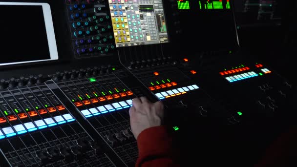 音响设备音响工程师在表演中的混音板工作 专业音乐设备 — 图库视频影像