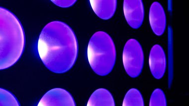 Ses ekipmanı. Ses mühendisi bir gösteride ses karıştırma panelinde çalışıyor. profesyonel müzik ekipmanları