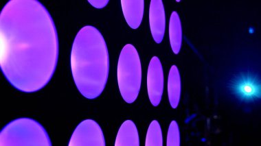 Ses ekipmanı. Ses mühendisi bir gösteride ses karıştırma panelinde çalışıyor. profesyonel müzik ekipmanları