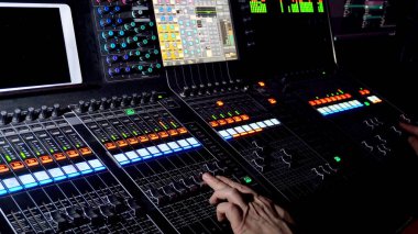 Ses ekipmanı. Ses mühendisi bir gösteride ses karıştırma panelinde çalışıyor. profesyonel müzik ekipmanları